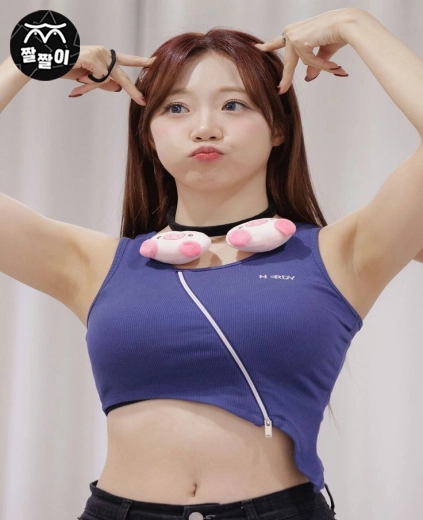 시그니처 지원 팬티팅 브이 하면서 뽀송한 겨드랑이 오픈