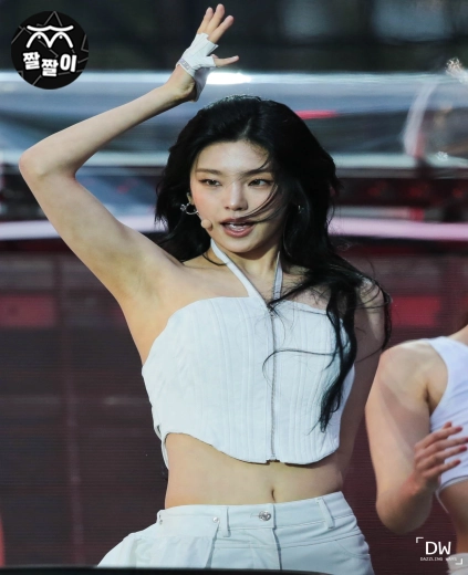 예지(ITZY) 겨드랑이 배꼽 디테일 샷!