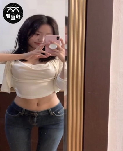 살짝 수줍어하는 핑두 여친룩