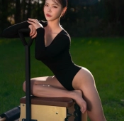 야릇한 몸매와 함께 발바닥은 덤