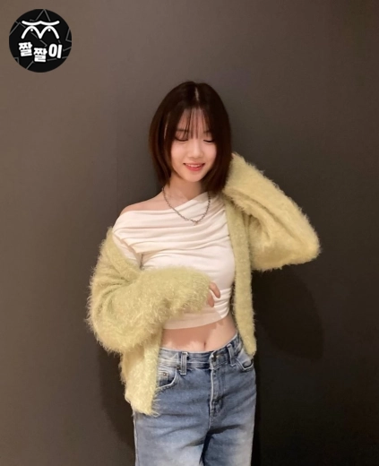 흰색 크롭티 여친룩