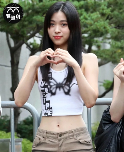 있지 ITZY 류진 출근룩 배꼽 노출