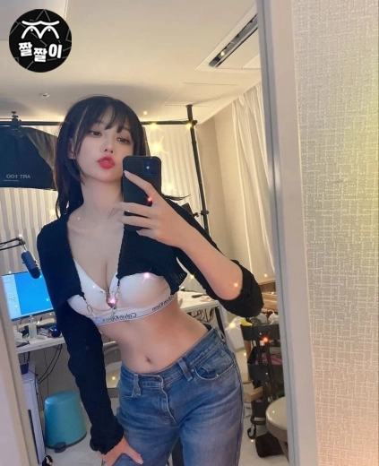 트위치 스트리머 QWER 마젠타 슴가 배꼽 셀프 촬영!