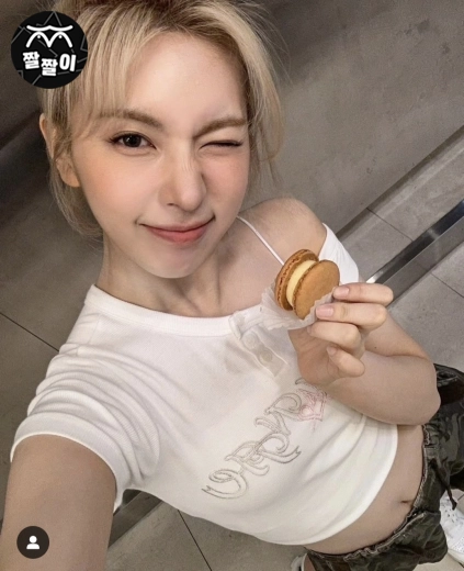 위에서 보는 엔믹스 배이 크롭티 끈나시