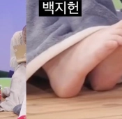 여자 아이돌 백지헌 맞붙힌 발바닥