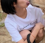 배우 채수빈 강아지와 다정하게 뽀뽀하며 쪼리 신은 발가락