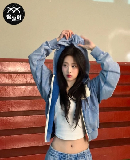 베이비몬스터 아현 미드노출 크롭티 배꼽