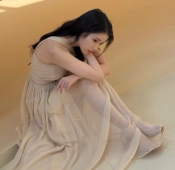 아이유 치마에 가려진 맨발