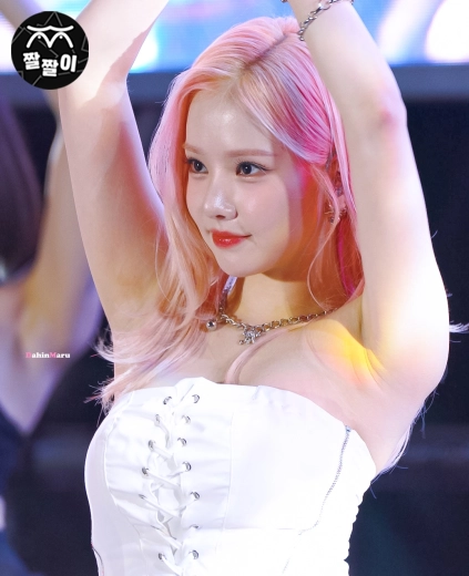 비비지 은하 대학 축제 겨드랑이