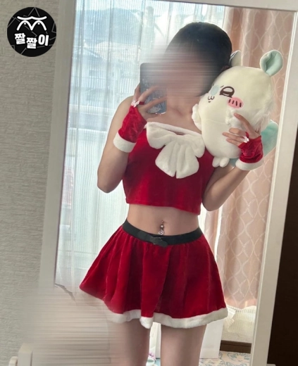 산타복 배꼽 피어싱녀
