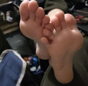 다리 꼬고 발바닥 노출