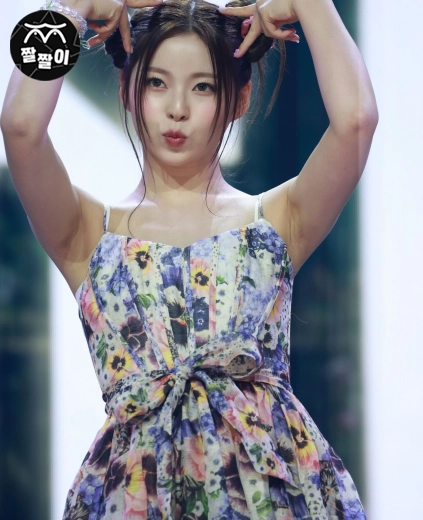 엔믹스 규진 주름진 겨드랑이 3단 확대샷