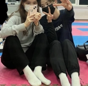 태권도장에서 친구랑 흰양말 샷