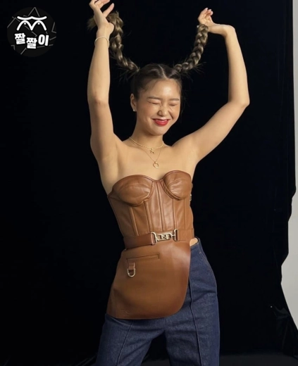 오마이걸 미미 화보 촬영 겨드랑이