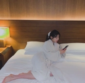 럭키비키 장원영 가운차림에 발노출