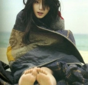 가수 아이유 화보 촬영 중 발바닥 노출