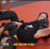 유튜버 주현 앞문 활짝 벌리고 발바닥 노출