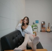 소파위에 흰 스타킹녀
