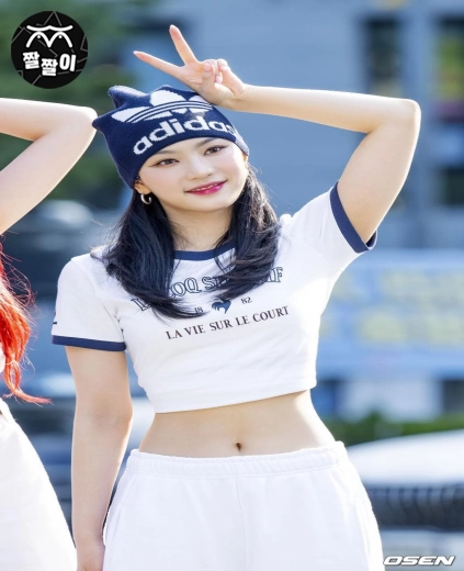 스테이씨 STAYC 아이사(ISA) 출근룩 배꼽