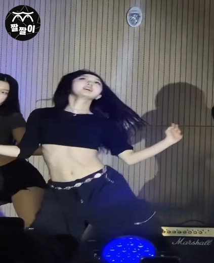 댄스팀의 탄력있는 복근