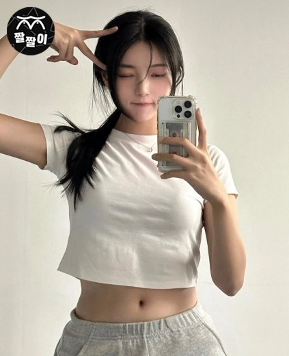 내츄럴한 느낌의 배꼽노출