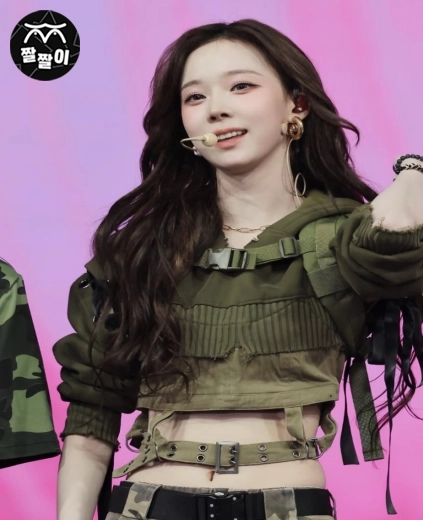 에스파 윈터 밀리터리룩 명품배꼽