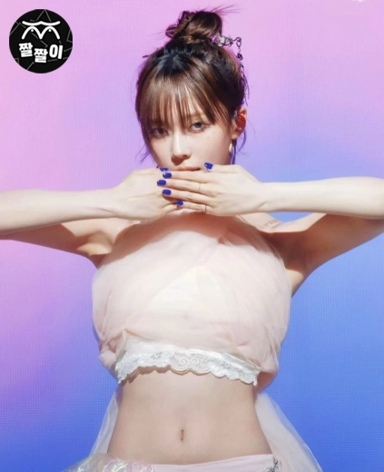 몽환적인느낌의 에스파 윈터 배꼽