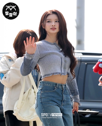 갤럭시 AI로 가려진 설윤의 배꼽 보기