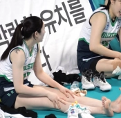 스트레칭 하는 배구선수 고예림 발바닥