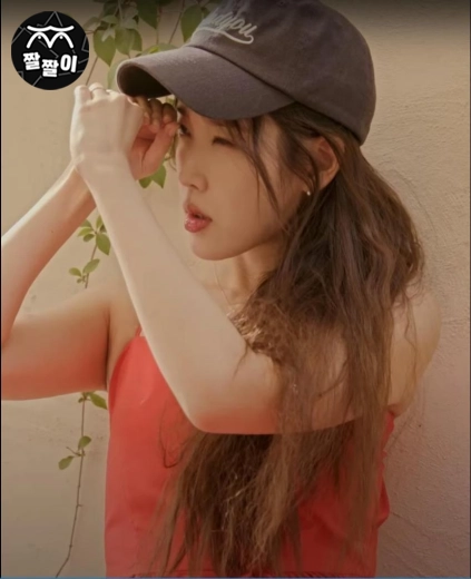 국민 여동생 아이유 접겨! 야드랑이!