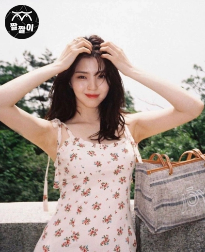 배우 한소희 겨드랑이