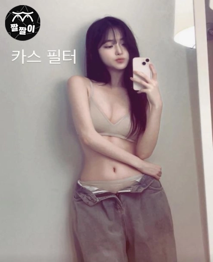 힙한 느낌의 언더웨어 노출