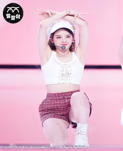 프로미스나인 장규리 뽀얀 겨드랑이!