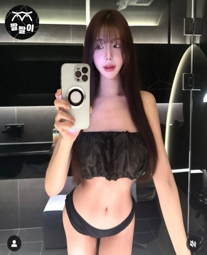 살짝 햝는 혀