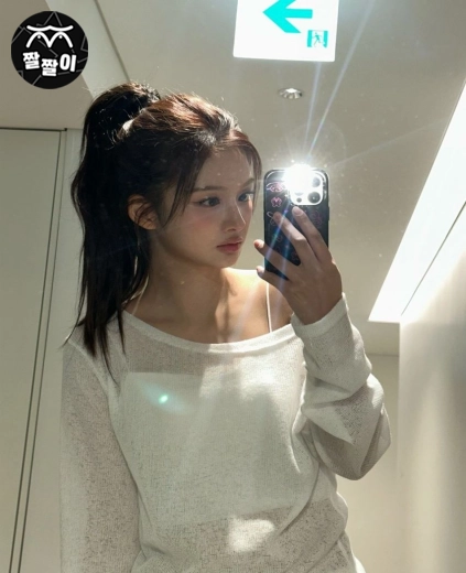 설윤 거울 셀카