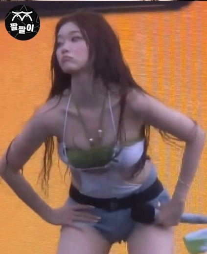 빌리 츠키 워터밤 과감한 착장