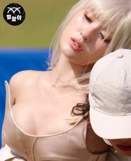 가슴골 다 보이는 전소미