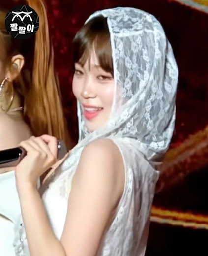김채원 슬랜더 허리라인