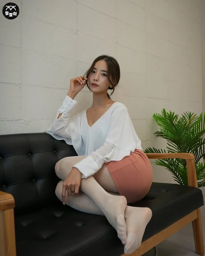 소파위에 흰 스타킹녀