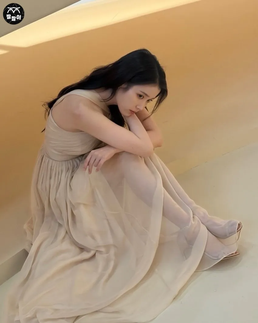 아이유 치마에 가려진 맨발