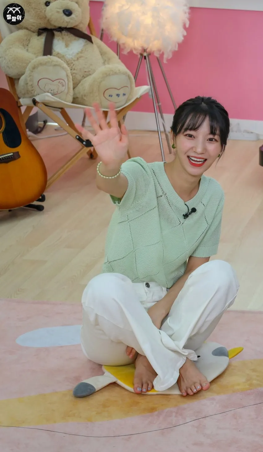 오마이걸 배유빈 발바닥 노출 모음