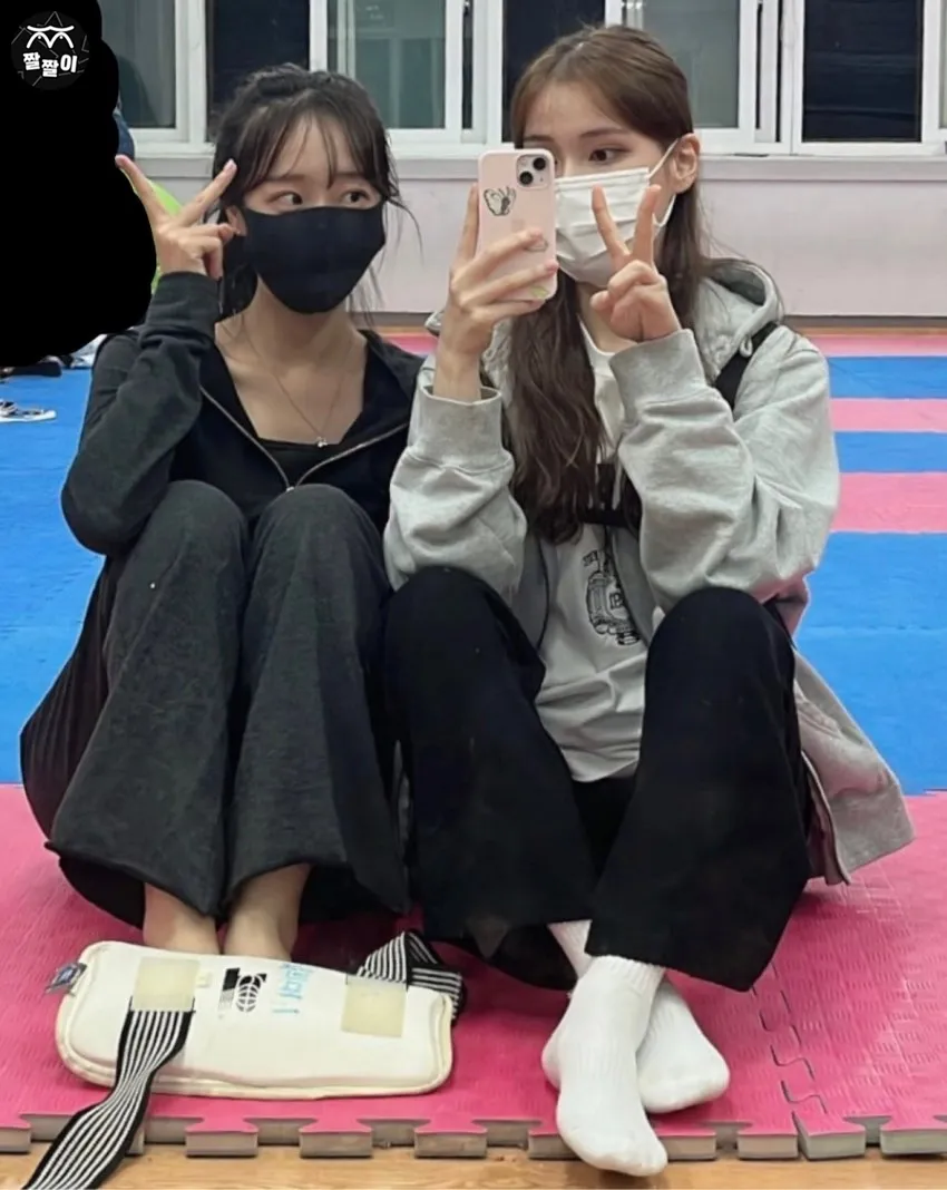 태권도장에서 친구랑 흰양말 샷