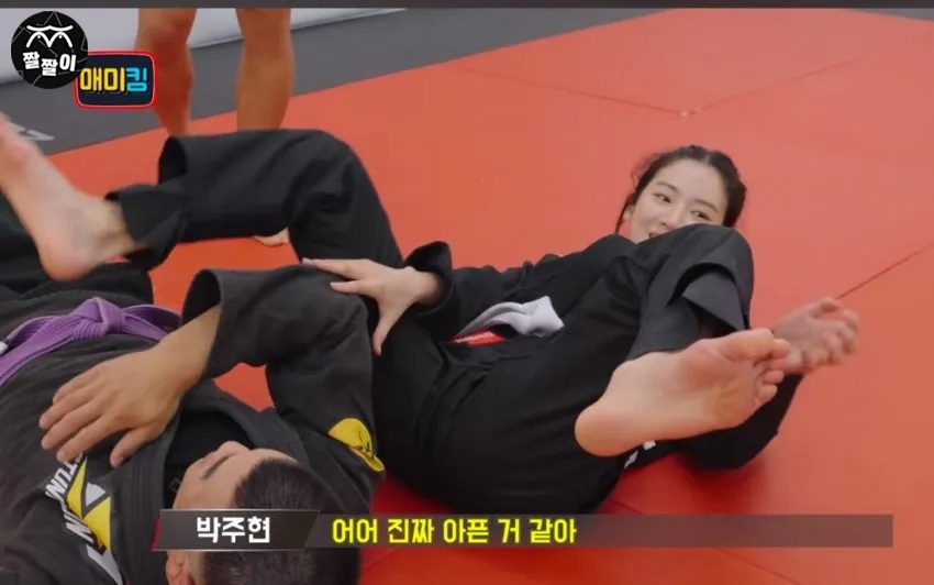 유튜버 주현 앞문 활짝 벌리고 발바닥 노출