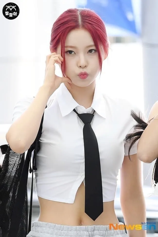 엔믹스 NMIXX 장규진 공항룩 배꼽 셀카