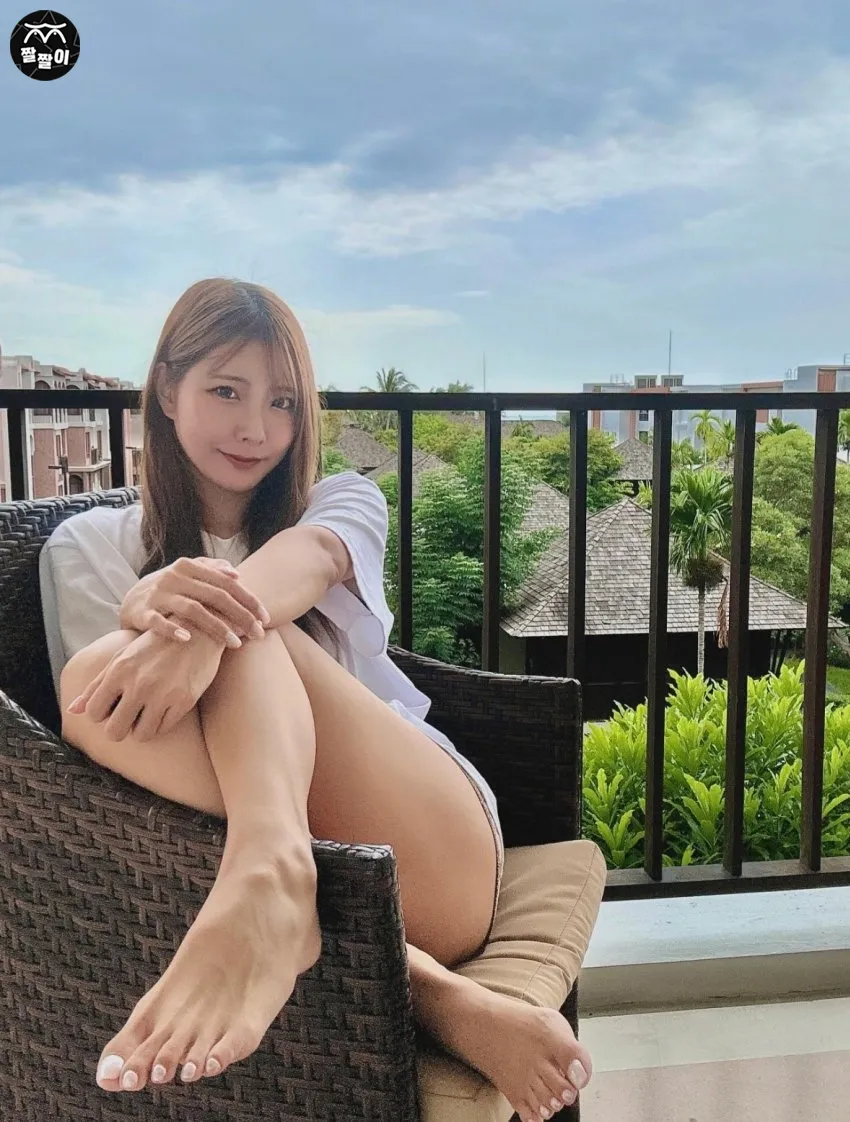 휴양지에서 맨발 노출