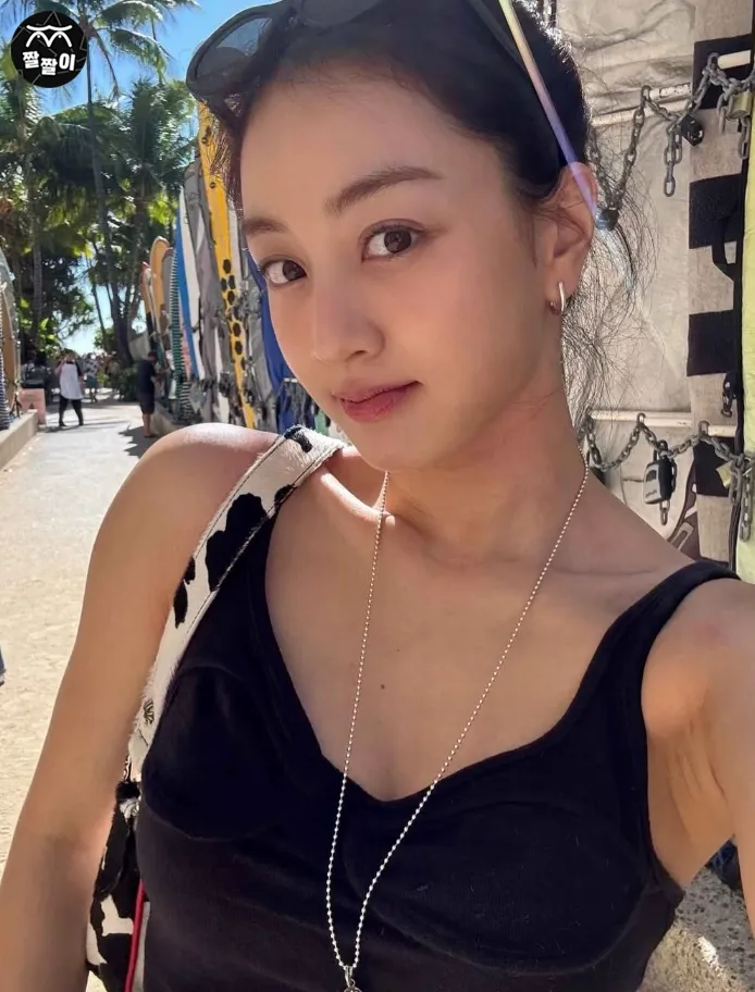 휴양지 떠난 트와이스 지효 주름진 겨드랑이 셀카