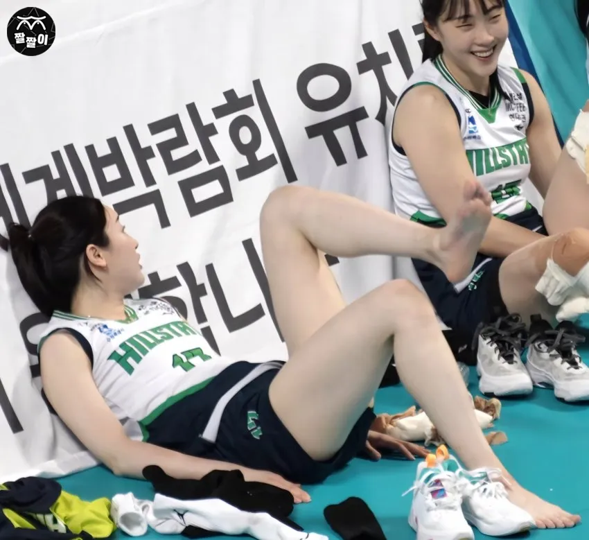 스트레칭 하는 배구선수 고예림 발바닥