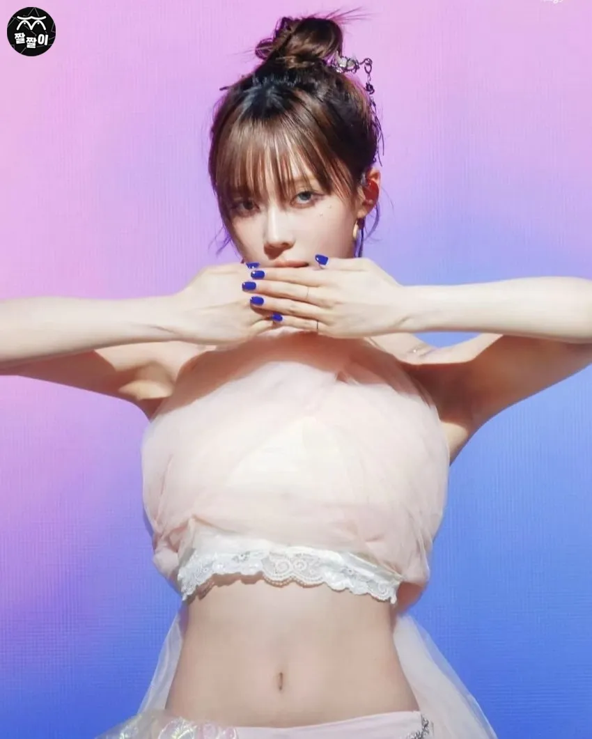몽환적인느낌의 에스파 윈터 배꼽