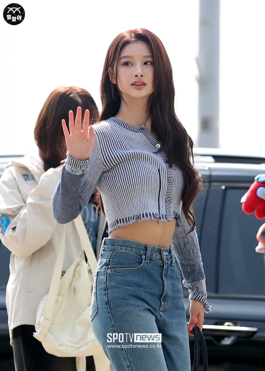 갤럭시 AI로 가려진 설윤의 배꼽 보기