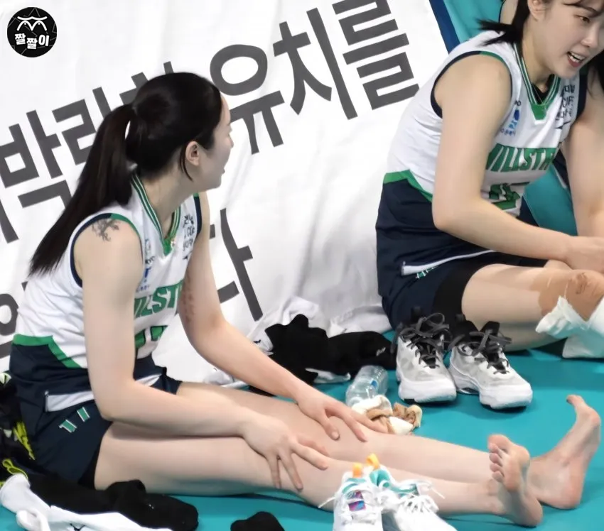 스트레칭 하는 배구선수 고예림 발바닥